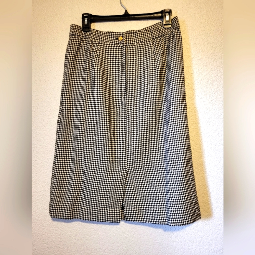SAG HARBOR VINTAGE BLACK AND WHITE KNEE LENGTH SKIRT.  SIZE 12